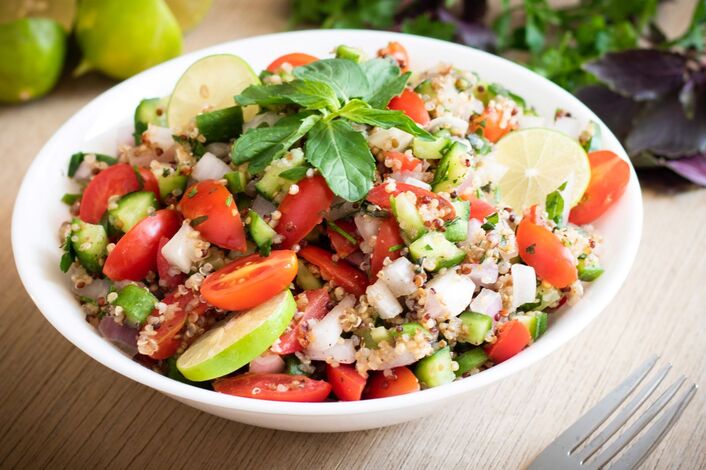 Receita fresca ideal para o verão: Salada de quinoa com legumes